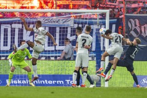 【ブンデスリーガ速報】前半15分でレッドカードが出る波乱の試合、レーバークーゼンがボーフムに5発圧勝