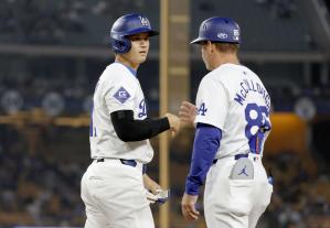 ロッキーズ戦の８回、四球を選び出塁したドジャース・大谷（左）＝ロサンゼルス（共同） 