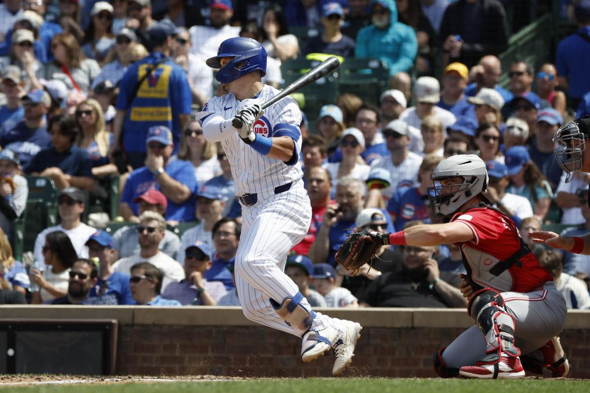 レッズ戦の５回、右前打を放つカブス・鈴木＝シカゴ（共同）