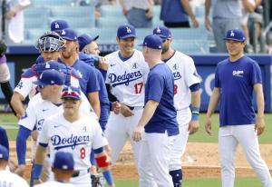 ロッキーズに勝利しチームメートを迎えるドジャース・大谷（１７）。右端は山本＝ロサンゼルス（共同） 