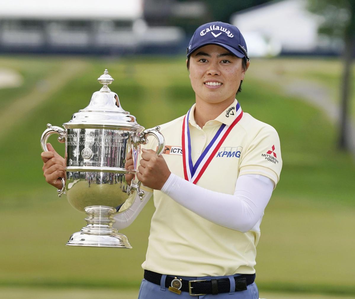 ゴルフの全米女子オープン選手権で優勝し、トロフィーを手に笑顔の笹生優花。日本勢初のメジャー通算２勝目を挙げた＝２日、米ペンシルベニア州のランカスターＣＣ（共同） 