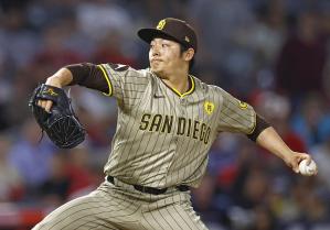 エンゼルス戦の７回に２番手で登板し、１死も取れず３失点で２敗目を喫したパドレス・松井＝アナハイム（ゲッティ＝共同）