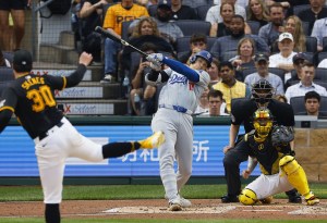 パイレーツ戦の３回、１５号２ランを放つドジャース・大谷。投手スキーンズ＝ピッツバーグ（共同）