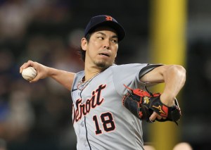 パイレーツ戦の７回、ベンチでタッチを交わすカブス・今永＝シカゴ（ゲッティ＝共同）