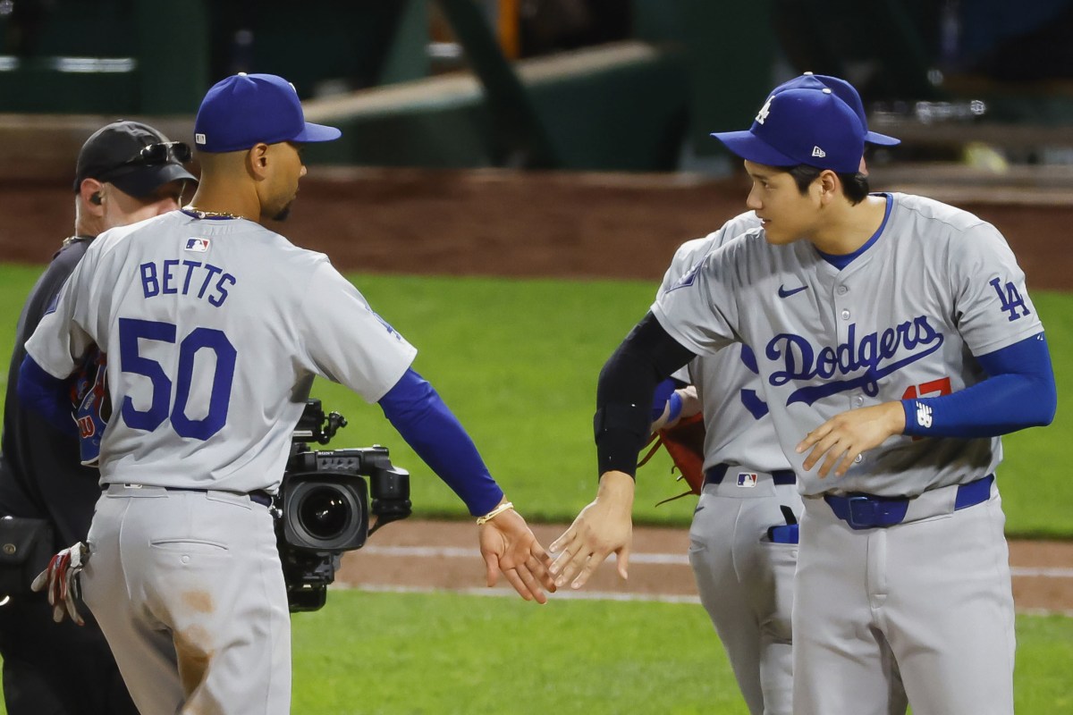 パイレーツに勝利し、ベッツ（左）とタッチを交わすドジャース・大谷＝ピッツバーグ（共同）