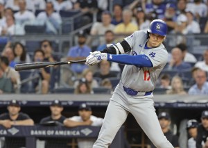 ヤンキース戦の３回、左前適時打を放つドジャース・大谷＝ニューヨーク（共同）
