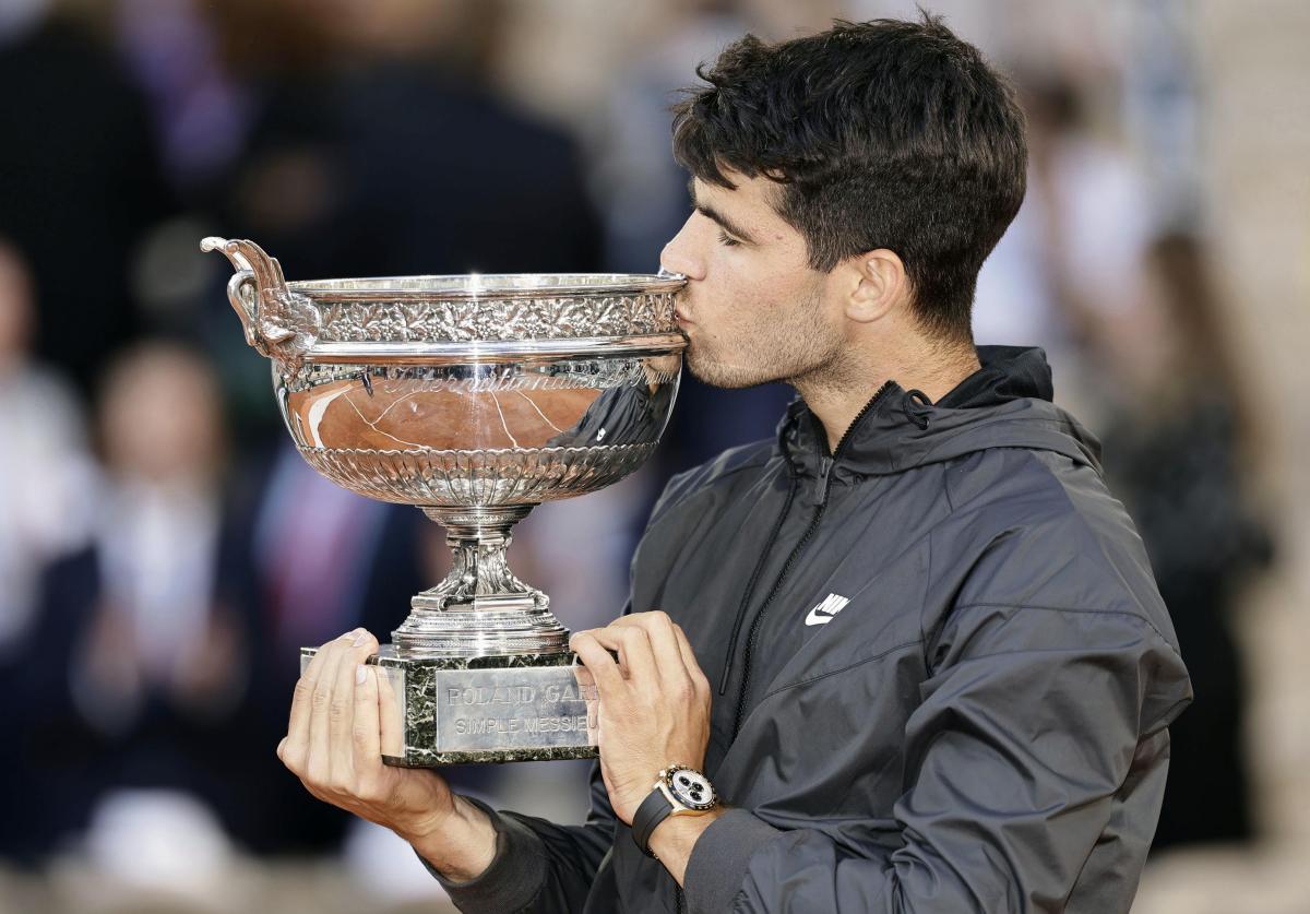 男子シングルスで優勝し、カップにキスするカルロス・アルカラス＝パリ（共同）