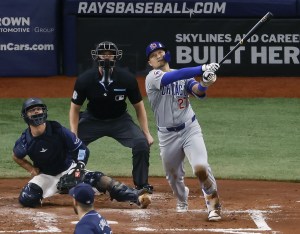 レイズ戦の４回、８号ソロを放つカブス・鈴木＝セントピーターズバーグ（共同）