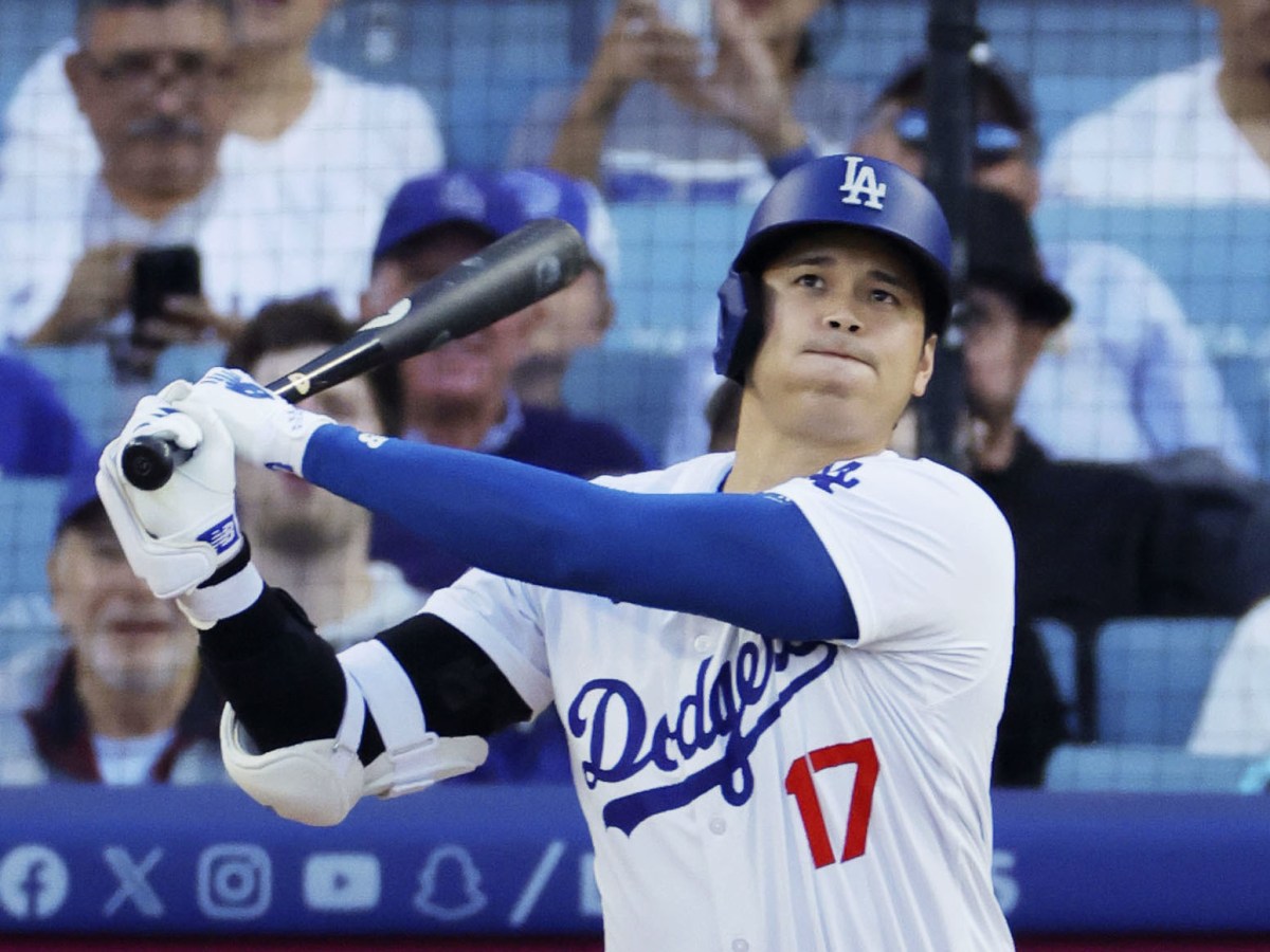 レンジャーズ戦の１回、先制の１７号ソロを放つドジャース・大谷＝ロサンゼルス（共同）