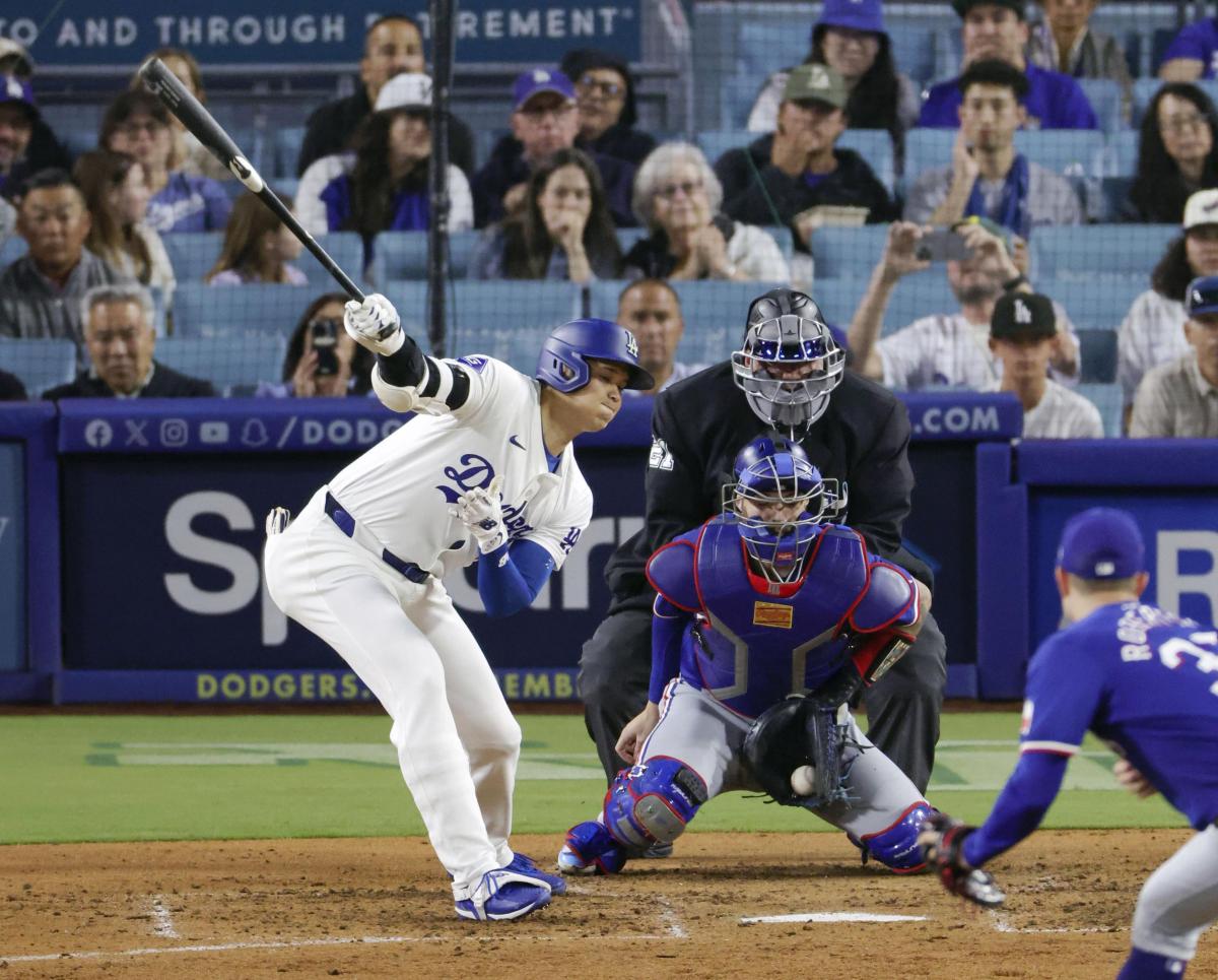 レンジャーズ戦の８回、好機に空振り三振に倒れるドジャース・大谷＝ロサンゼルス（共同）