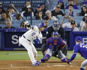 レンジャーズ戦の８回、好機に空振り三振に倒れるドジャース・大谷＝ロサンゼルス（共同）