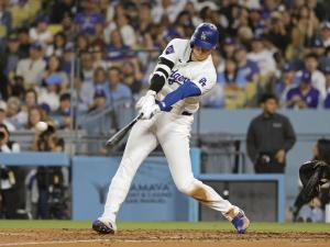 ロイヤルズ戦の６回、中前打を放つドジャース・大谷＝ロサンゼルス（共同）