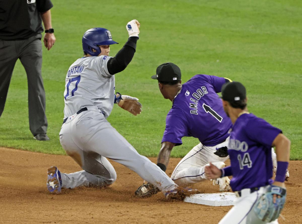 ロッキーズ戦の８回、二盗を決めるドジャース・大谷＝デンバー（共同）