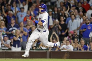 ジャイアンツ戦の７回、適時二塁打を放って走るカブス・鈴木＝シカゴ（共同）