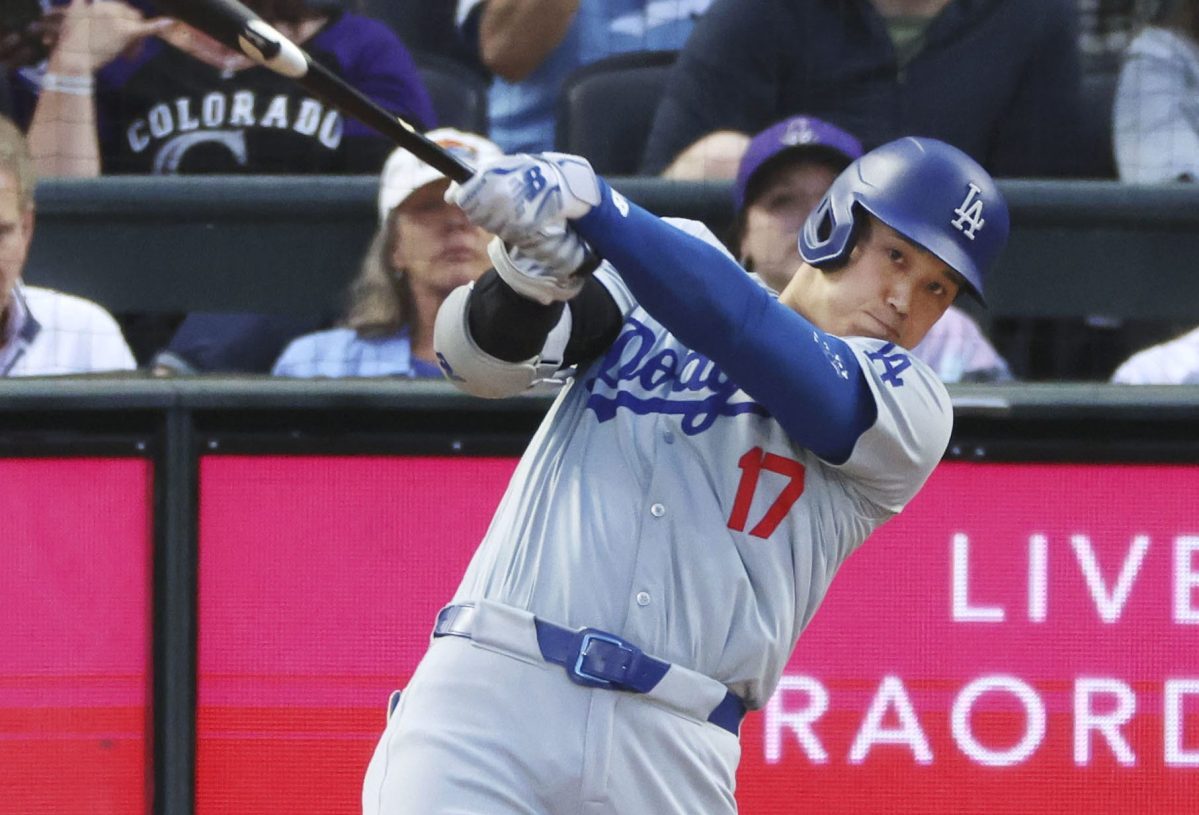 ロッキーズ戦の６回、２０号ソロを放つドジャース・大谷。日本選手で初の４年連続２０本塁打を記録した＝デンバー（共同）