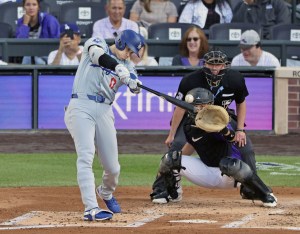 ロッキーズ戦の２回、３点二塁打を放つドジャース・大谷＝デンバー（共同）