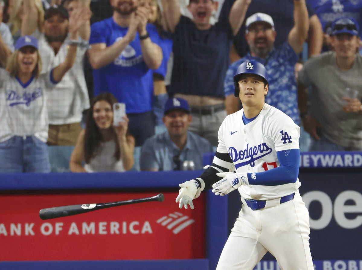 エンゼルス戦の５回、先制の２２号２ランを放ち、バットを放るドジャース・大谷＝ロサンゼルス（共同）
