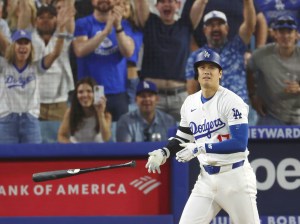 エンゼルス戦の５回、先制の２２号２ランを放ち、バットを放るドジャース・大谷＝ロサンゼルス（共同）