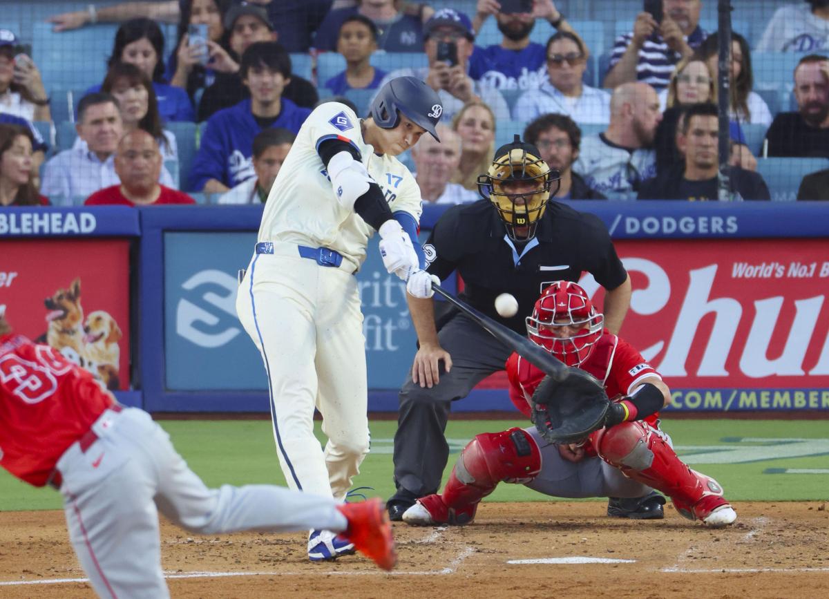 エンゼルス戦の３回、３試合連続本塁打となる２３号２ランを放つドジャース・大谷＝ロサンゼルス（共同）