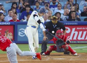 エンゼルス戦の３回、３試合連続本塁打となる２３号２ランを放つドジャース・大谷＝ロサンゼルス（共同）