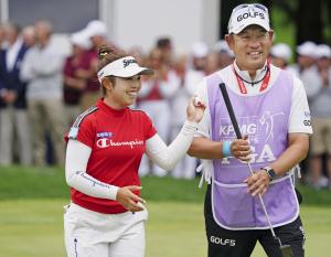 最終ラウンド、笑顔でホールアウトする山下美夢有（左）。通算４アンダーで２位＝サハリーＣＣ（共同）