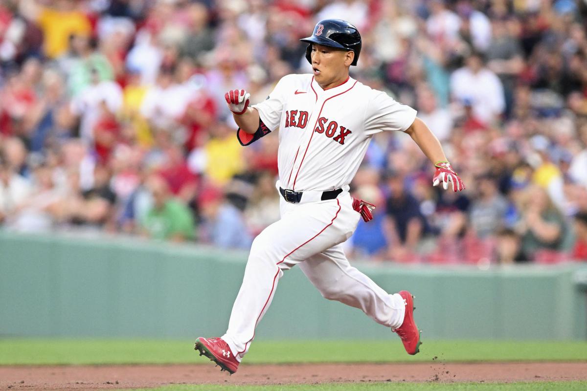 ブルージェイズ戦の２回、適時二塁打を放って走るレッドソックス・吉田＝ボストン（ＵＳＡトゥデー・ロイター＝共同）