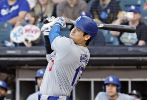 米大リーグ、ホワイトソックス戦の１回、２５号となる２試合連続の先頭打者本塁打を放つドジャース・大谷翔平＝２６日、シカゴ（共同）