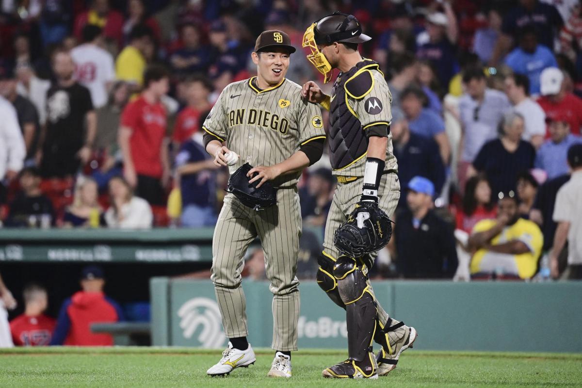 レッドソックスに勝利し捕手と喜ぶパドレス・松井＝ボストン（ＵＳＡトゥデー・ロイター＝共同）