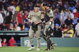 レッドソックスに勝利し捕手と喜ぶパドレス・松井＝ボストン（ＵＳＡトゥデー・ロイター＝共同）