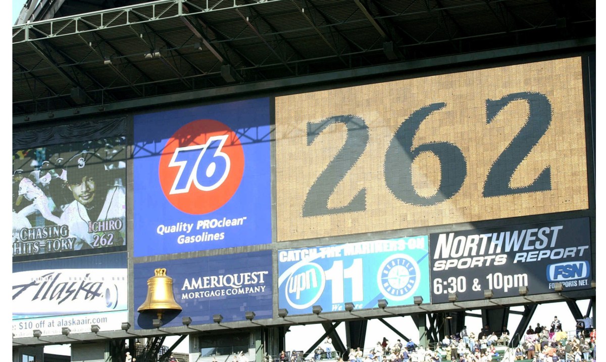 イチローの今季２６２本目の安打を表示する電光掲示板＝３日、セーフコ・フィールド（共同）
