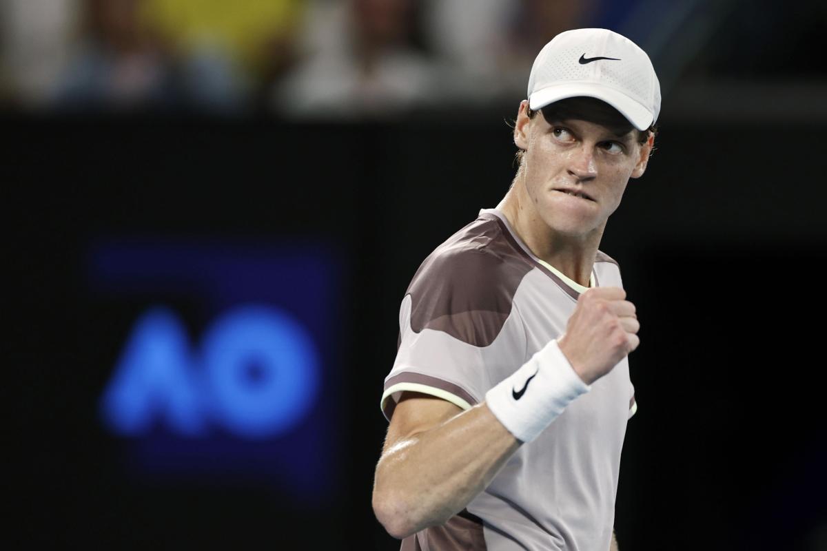 男子シングルス決勝でポイントを奪い、ガッツポーズするヤニク・シナー＝メルボルン（共同）