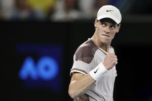 男子シングルス決勝でポイントを奪い、ガッツポーズするヤニク・シナー＝メルボルン（共同）