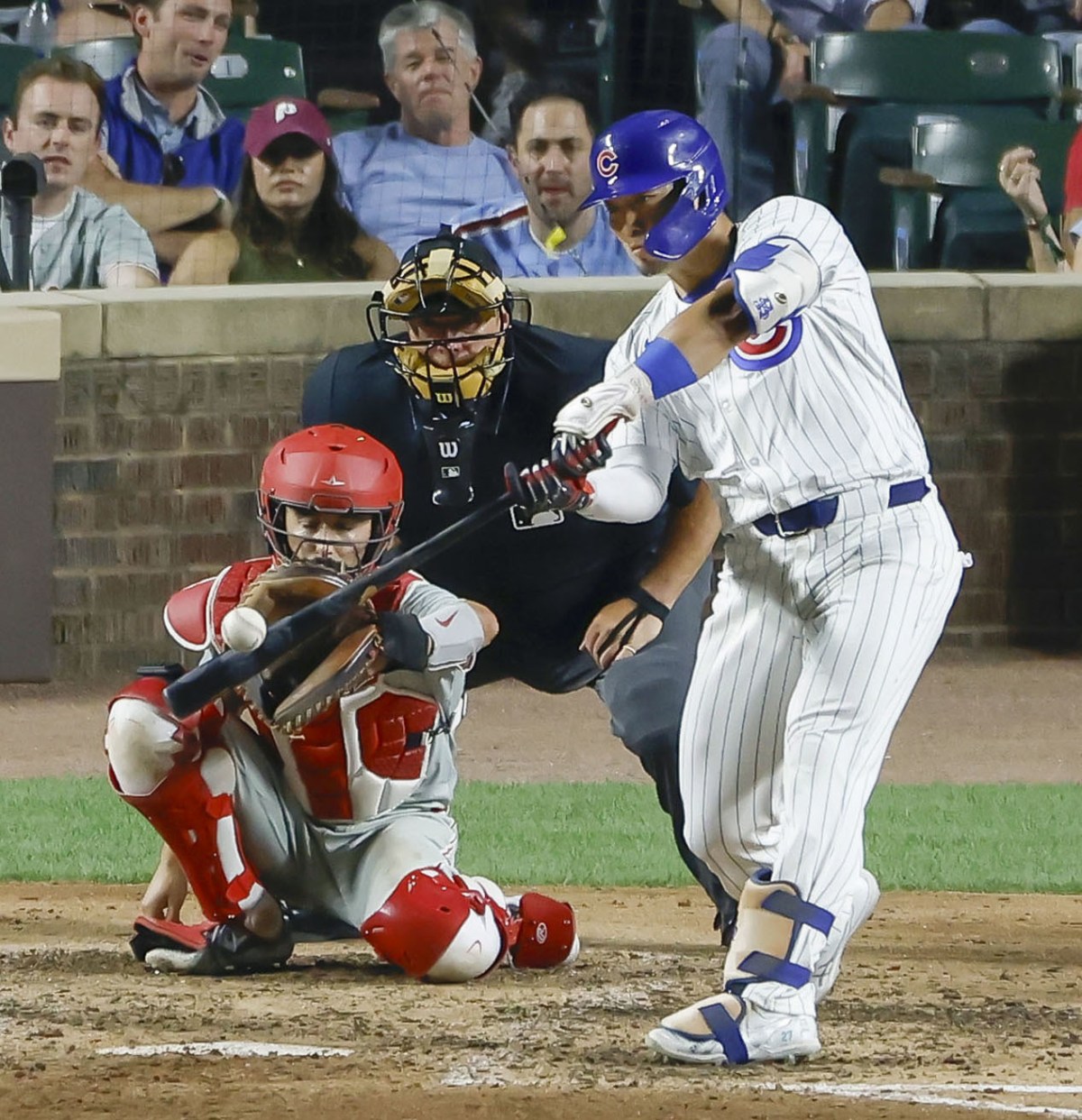 フィリーズ戦の９回、１１号３ランを放つカブス・鈴木＝シカゴ（共同）