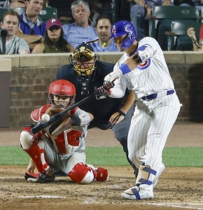 フィリーズ戦の９回、１１号３ランを放つカブス・鈴木＝シカゴ（共同）