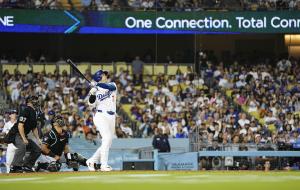 ダイヤモンドバックス戦の７回、２７号２ランを放つドジャース・大谷。メジャー通算５０１打点とした＝ロサンゼルス（共同）