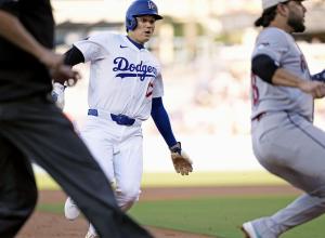 ダイヤモンドバックス戦の１回、三盗を決めるドジャース・大谷＝ロサンゼルス（共同）