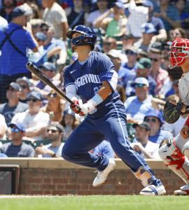 エンゼルス戦の１回、先制の１２号２ランを放つカブス・鈴木＝シカゴ（共同）