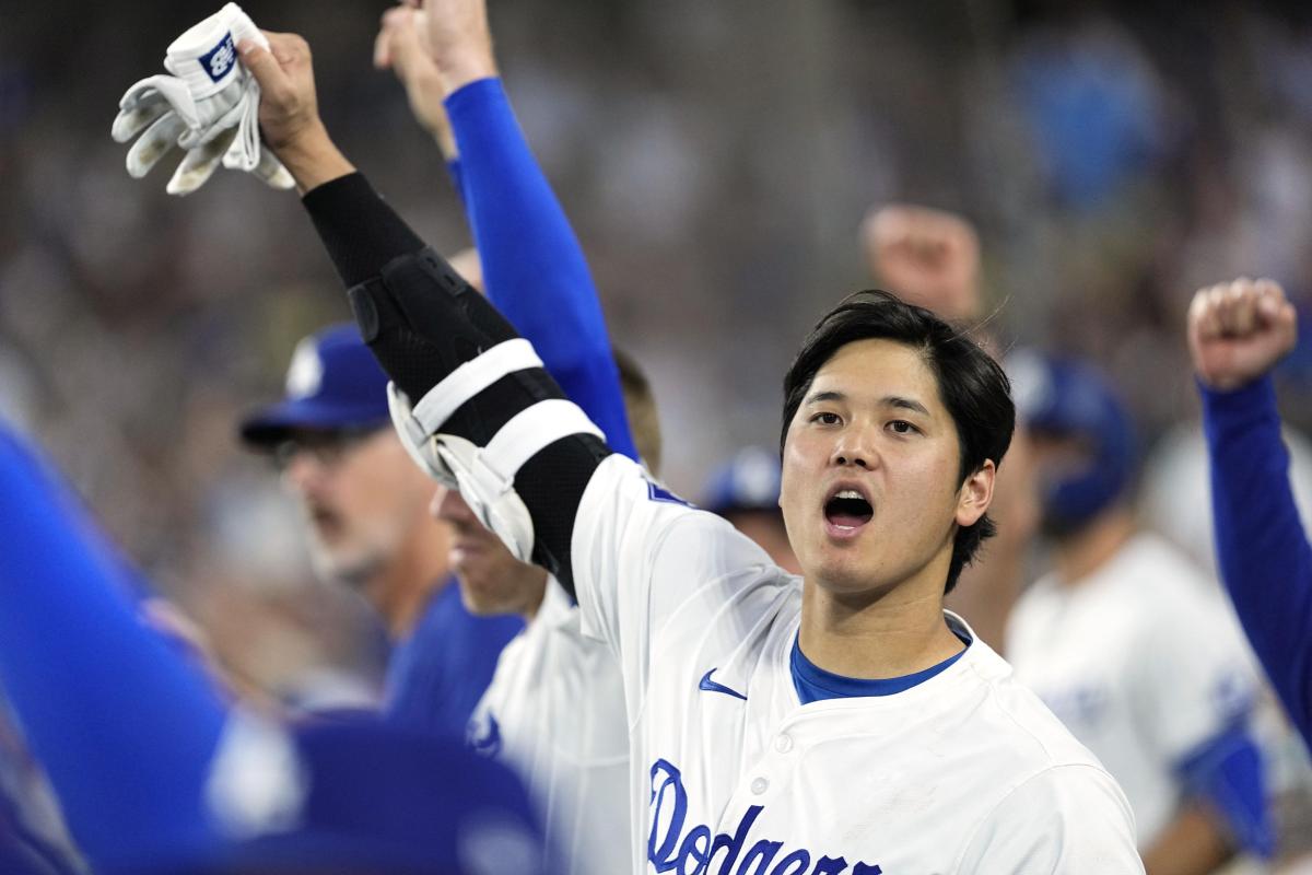 ブルワーズ戦の４回、バルガスが２ランを放ち喜ぶドジャース・大谷＝ロサンゼルス（共同）