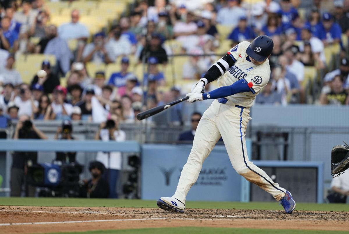 ブルワーズ戦の８回、２８号ソロを放つドジャース・大谷＝ロサンゼルス（共同）