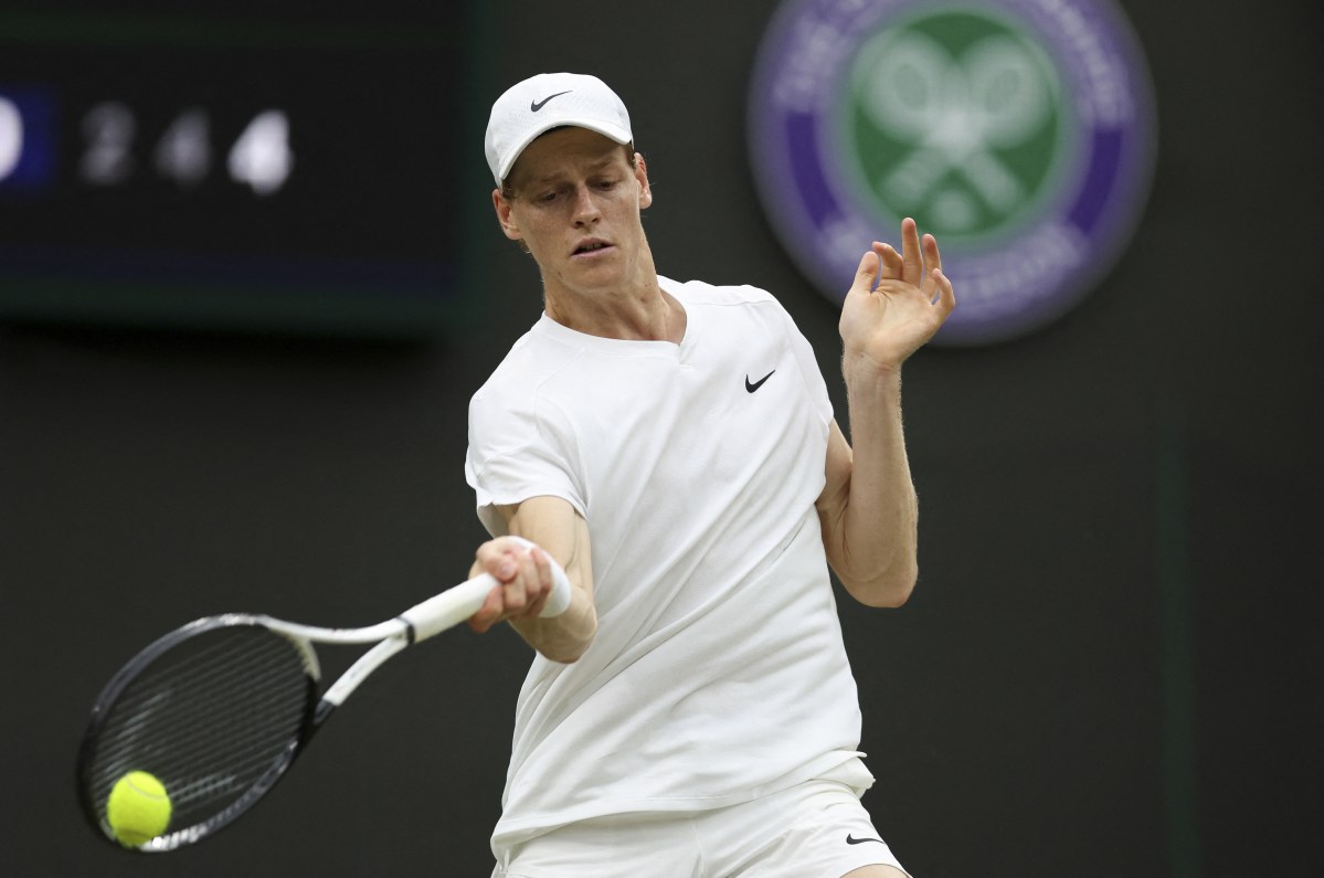(240708) -- LONDON, July 8, 2024 Photo by Xinhua/ABACAPRESS.COM) -- Jannik Sinner hits a return during the men‘s singles 4th round match between Jannik Sinner of Italy and Ben Shelton of the United States at Wimbledon tennis Championship in London, Britain, on July 7, 2024. Photo by Xinhua/ABACAPRESS.COM/Han Yan)、クレジット：Ｘｉｎｈｕａ／ＡＢＡＣＡ／共同通信イメージズ