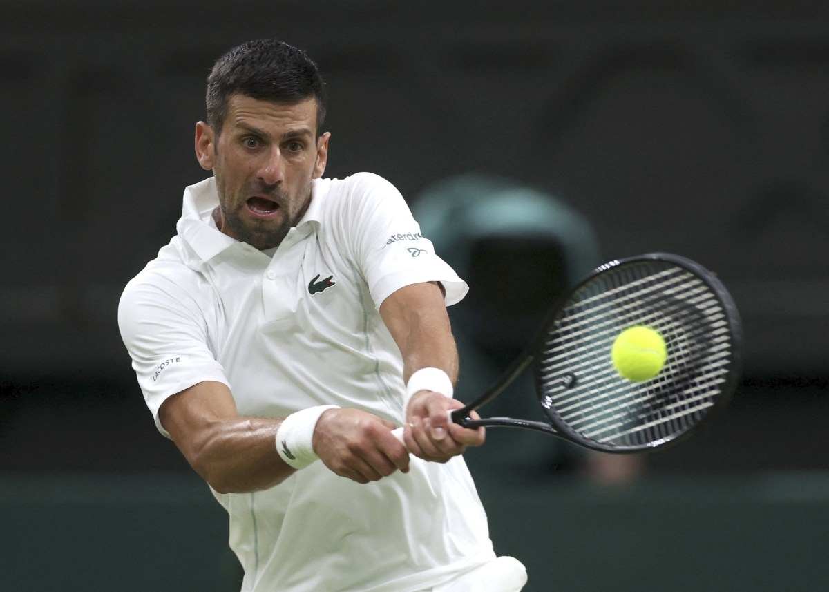 プレーするジョコビッチ ウィンブルドン第８日 　男子シングルス４回戦でストレート勝ちしたノバク・ジョコビッチ＝ウィンブルドン（ロイター＝共同）