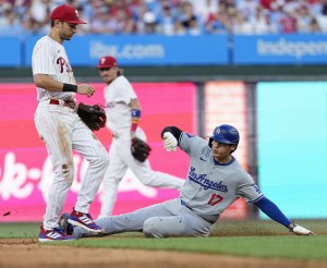 フィリーズ戦の３回、二盗を決めるドジャース・大谷＝フィラデルフィア（共同）