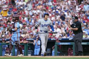 フィリーズ戦の２回、１死満塁で空振り三振に倒れたドジャース・大谷＝フィラデルフィア（共同）