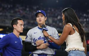 タイガースに勝利し、インタビューに答えるドジャース・大谷＝デトロイト（共同）