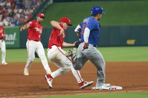 カージナルス戦の６回、投手強襲安打で一塁に駆け込むカブス・鈴木＝セントルイス（ゲッティ＝共同）