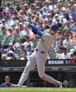 米大リーグ、タイガース戦の５回、２９号ソロを放つドジャース・大谷翔平。日本選手で初めてメジャー通算２００本塁打に到達した＝１３日、デトロイト（共同）