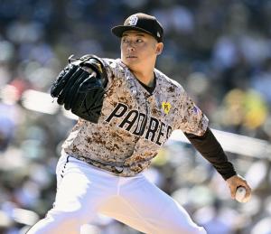 ブレーブス戦の９回に５番手で登板したパドレス・松井。１回を無安打無失点だった＝サンディエゴ（ＵＳＡトゥデー・ロイター＝共同）
