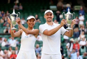 (240715) -- LONDON, July 15, 2024 Photo by Xinhua/ABACAPRESS.COM) -- Jan Zielinski (R)/Hsieh Su-Wei pose at the awarding ceremony after winning the mixed doubles final between Santiago Gonzalez/Giuliana Olmos of Mexico and Jan Zielinski (Poland)/Hsieh Su-Wei (Chinese Taipei) at Wimbledon tennis Championship in London, Britain, July 14, 2024. Photo by Xinhua/ABACAPRESS.COM/Li Ying)、クレジット：Ｘｉｎｈｕａ／ＡＢＡＣＡ／共同通信イメージズ