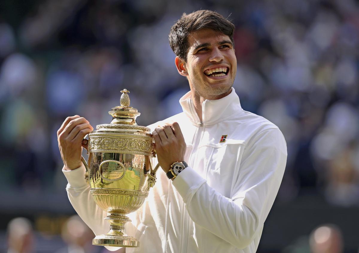 男子シングルスで優勝し、トロフィーを手にするカルロス・アルカラス＝ウィンブルドン（ゲッティ＝共同）
