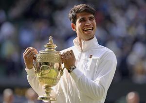 男子シングルスで優勝し、トロフィーを手にするカルロス・アルカラス＝ウィンブルドン（ゲッティ＝共同）